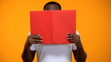 Afro-Amerikan adam okuma kitabı, eğitim ve kendini geliştirme, yakın çekim heyecanlı