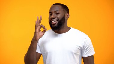 Yakışıklı Afro-Amerikan adam Ok işareti gösteren, müşteri incelemesi, dostu hizmet