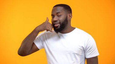 Yakışıklı Afro-Amerikan adam bana jest, müşteri hizmetleri, geri beslemek arama gösteren