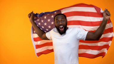 Abd bayrağını tutan neşeli Afrikalı-Amerikalı adam, milli spor takımını destekliyor