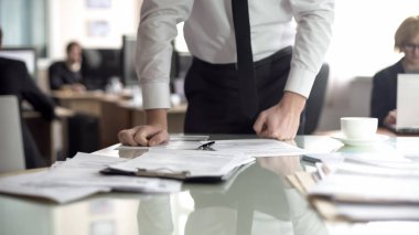 Memnun olmayan ceo okuma sözleşme, öfke, hata raporu ile masaya eğilerek