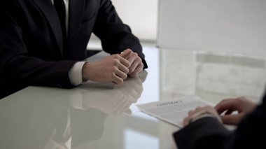 Sözleşmeyi tartışan iki iş ortağı, birlikte başlangıç oluşturma, ekip çalışması