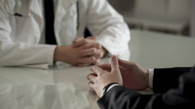 Ürolog randevusunda uygun kişi, erkek hastalıklarının özel tedavisi
