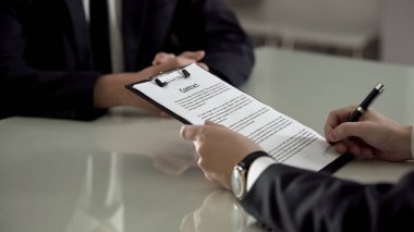 İşadamı ortağı ile sözleşme imzalama, şirket hisselerinin bölünmesi, imza