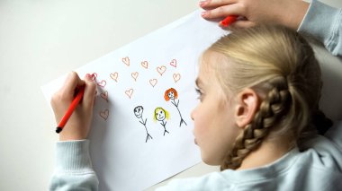 Küçük kız boyama aile kalp ile işaretler, ailesi hakkında rüya yetim