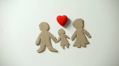 Beyaz arka planda kağıt aile ve kalp işareti, yetim çocuk ev ihtiyacı