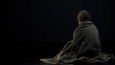Ekose yalnız evsiz çocuk karanlık bir yerde tek başına oturan, yetim backview