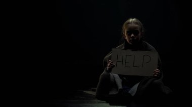 Küçük kız ellerini, çocuk hakları koruma karton üzerine yazılmış işareti yardım