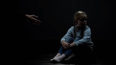 Yetişkin yardım eli, korku reddederek karanlık odada oturan yabancılara küçük kız