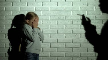 Korkmuş çocuk kapsayan gözler, üst gölge duman sigara, uyuşturucu bağımlılığı