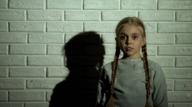 Korkmuş küçük kız kameraya bakıyor, adam kaçırma veya aile içi şiddet kurbanı