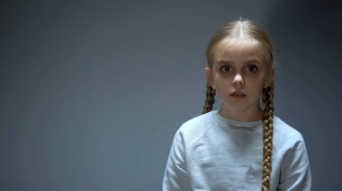 Kamera, zorbalık ve aile içi şiddet tanık bakarak Üzgün kadın çocuk