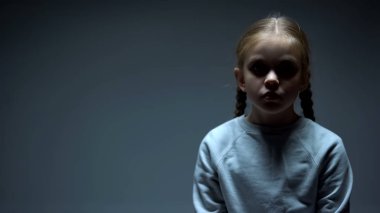 Yalnız kadın çocuk kameraya bakıyor, kurban kaçırma, sosyal sorun