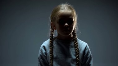 Yalnız yetim kadın çocuk tek başına ayakta, sosyal güvenlik, kurban kaçırma