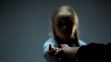 Küçük çocuk yetişkin yardım eli, sosyal güvenlik kavramı, sadaka kabul etme