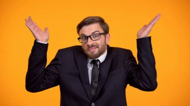 Şaşkın adam omuz, shrugging bakan karıştı değil mi seçmek, Seçenekler