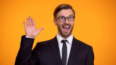 İş için eğitim davet samimi adam el sallayarak, Selam, takım elbiseli