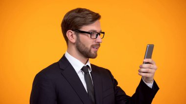 Akıllı telefon ekranına bakan, mesajı okuyan veya e-postayı kontrol etme