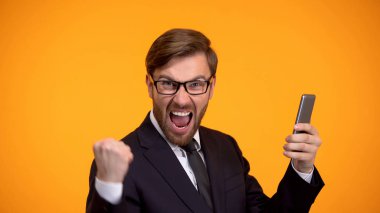 Adam arıyorum smartphone ve Evet işareti yapıyor, uygun Kredi vadeli, bahis