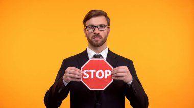 Dur işareti, gösterilen adam iş yerinde ırk ve cinsiyet ayrımcılığı karşı oy