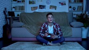 Gece geç saatlerde yerine eğitim, oyun bağımlısı çocuk video oyunları oynarken öğrenci