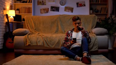 Smartphone kaydırma ve bira, alkol bağımlılığı genç yaş genç