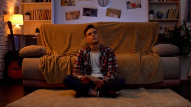 Arayan kız fotoğraf, acı ayrılık, ilişkiler üzgün yalnız öğrenci