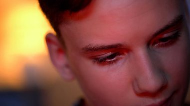 Genç parlak telefon ekranına bakarak, gözlerüzerinde zararlı etkisi, yakın çekim