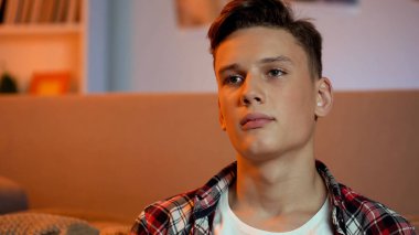 Genç çocuk yalnız evde oturan, arkadaş eksikliği, toplum tarafından reddedildi