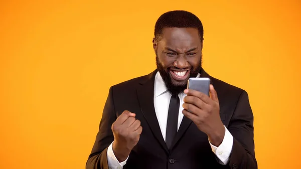 Bardzo Szczęśliwy African American Mężczyzna Trzyma Telefon Tak Gest Wygrać — Zdjęcie stockowe