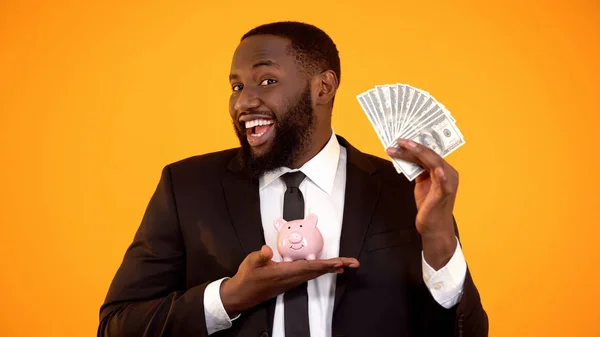 Glimlachend Afro Amerikaanse Zakenman Holding Spaarpot Dollar Cash Storting — Stockfoto