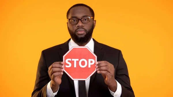 Hombre Negro Traje Formal Mostrando Stop Sign Campaña Antirracismo Igualdad — Foto de Stock