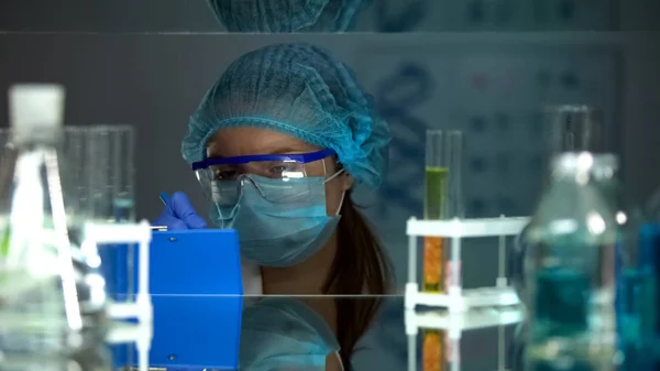 Laboratorie Forskare Skriver Experiment Resultat Som Arbetar Med Medicinska Projekt — Stockfoto