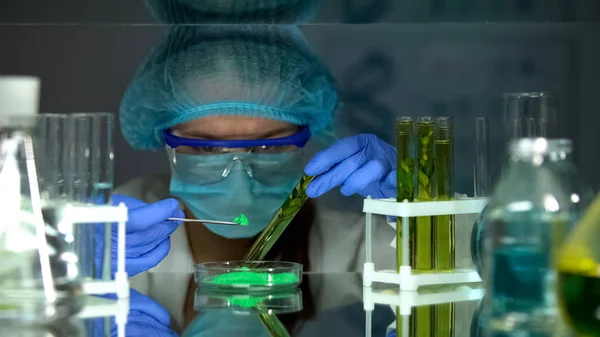 Biologe Vergleicht Grünes Pulver Mit Pflanzenextraktion Reagenzglas Forschung — Stockfoto