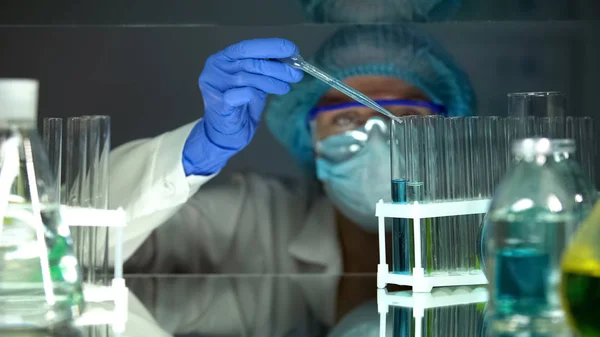 Επιστήμονας Στάζει Χημικό Παράγοντα Σωλήνα Μπλε Υγρό Διεξάγει Πείραμα — Φωτογραφία Αρχείου