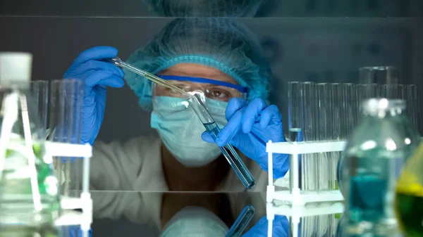 Investigador Vertiendo Sustancia Verde Líquido Azul Comprobando Sedimentos Agua —  Fotos de Stock