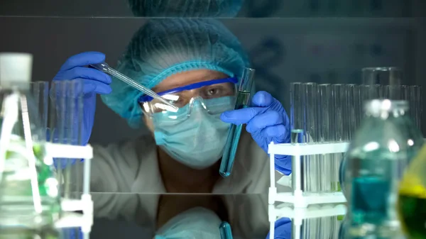 Laboratuvar Çalışanı Yeşil Mavi Sıvıları Karıştırma Deney Sonuçlarını Kontrol Etme — Stok fotoğraf
