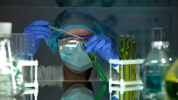 Biólogo Adicionando Líquido Tubo Com Planta Verde Preparando Medicação Extração — Fotografia de Stock