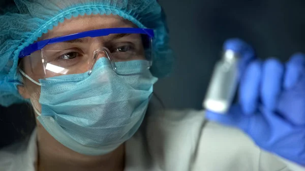 Investigador Sosteniendo Ampolla Con Polvo Blanco Prueba Medicación Antibióticos — Foto de Stock