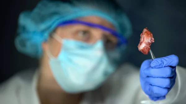 Assistente Laboratorio Che Analizza Campioni Carne Infetta Tessuti Tumorali Metastasi — Foto Stock