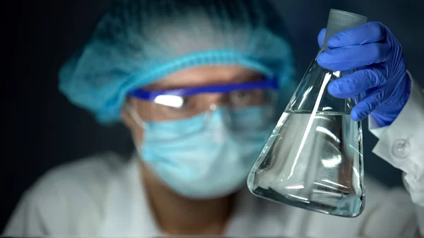 Asystent Laboratoryjny Zawierający Przezroczystą Ciecz Produkcję Spirytusu Wódkę — Zdjęcie stockowe