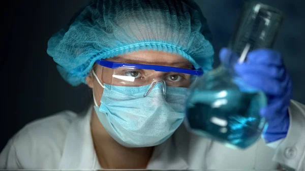 Scienziato Che Analizza Liquido Trasparente Blu Fiaschetta Controllo Dei Metalli — Foto Stock