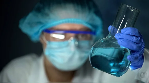 Химик Держит Фляжку Голубой Жидкостью Производство Бытовых Моющих Средств Лаборатория — стоковое фото