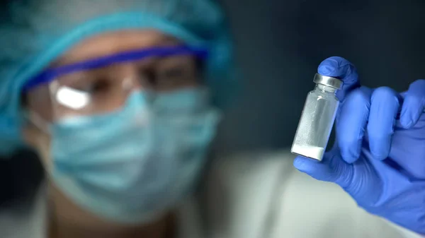 Ilmuwan Memegang Ampul Dengan Bubuk Putih Produksi Farmasi Ilegal Obat — Stok Foto