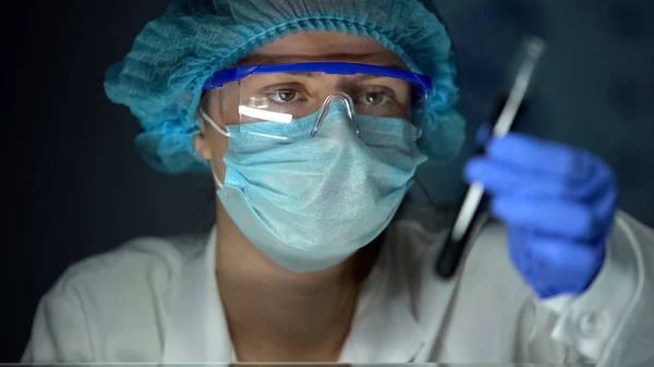 Cientista Verificando Óleo Tubo Estudando Capacidade Térmica Desenvolvimento Pesquisa — Fotografia de Stock