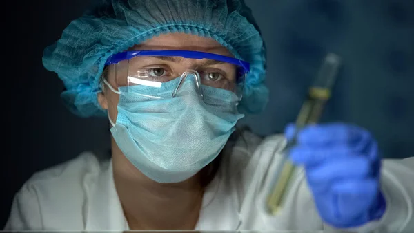 Assistente Laboratório Olhando Para Tubo Com Líquido Amarelo Transparente Teste — Fotografia de Stock