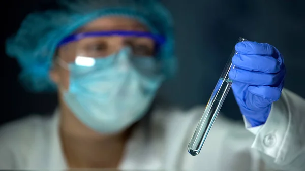 Trabajador Laboratorio Sosteniendo Muestra Agua Tubo Ensayo Analizando Concentración Minerales — Foto de Stock