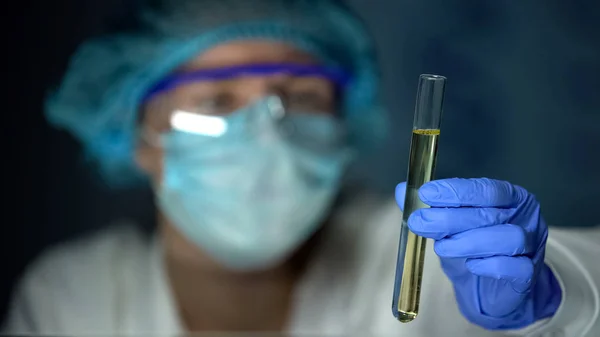 Travailleur Laboratoire Tenant Une Éprouvette Avec Échantillon Urine Bilan Santé — Photo