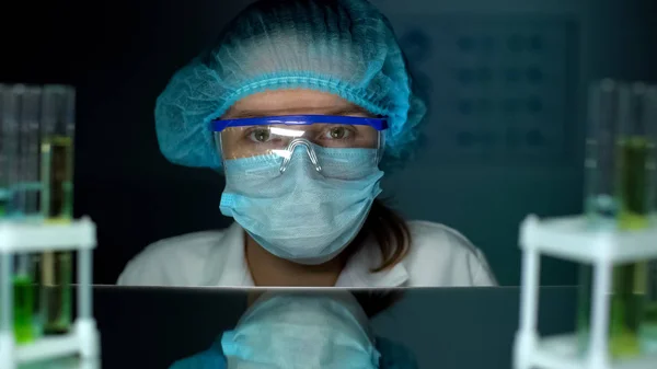 Laboratorie Assistent Söker Kamera Vetenskaps Man Som Genomför Experiment Forskning — Stockfoto