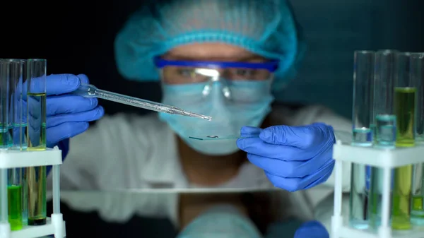 Cientista Que Goteja Líquido Oleoso Vidro Teste Conduzindo Experiência Laboratório — Fotografia de Stock